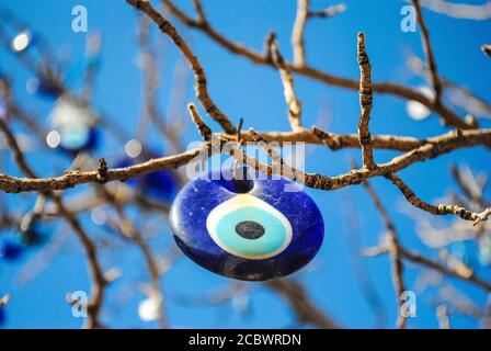 Nazar o perline oculari appesi ai rami degli alberi Foto Stock