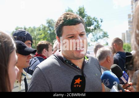 Leader del partito svoboda di estrema destra Andrii Illienko che ha rilasciato un'intervista durante la marcia anti LGBTQ. 25 maggio 2013. Kiev, Ucraina Foto Stock