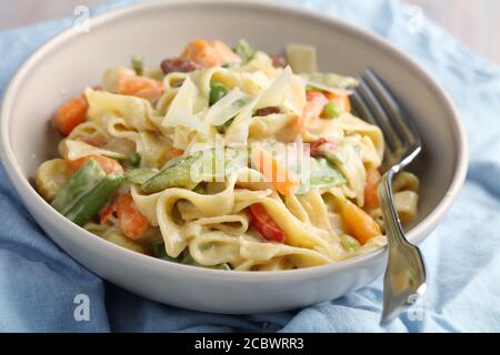 Vegetali di primavera Fettuccine Alfredo con formaggio parmigiano Foto Stock