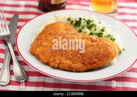 La Wiener Schnitzel con purea di patate e birra Foto Stock