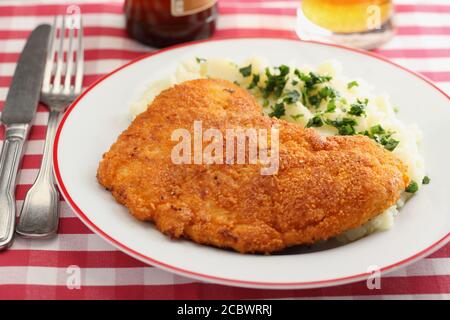 La Wiener Schnitzel con purea di patate e birra Foto Stock