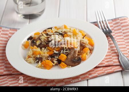 Pilaf vegetariano di funghi e zucca servito in stile country Foto Stock