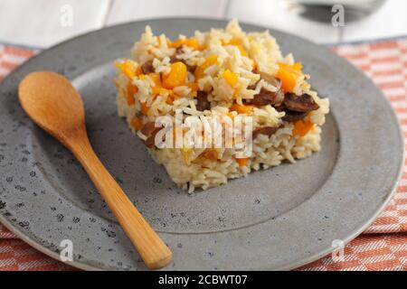 Pilaf vegetariano di funghi e zucca servito in stile country Foto Stock