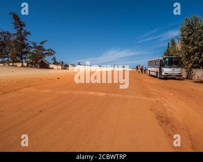 Senegal, Africa - Feb 02, 2019: Vecchio autobus la strada con sabbia rossa e bianca alla fine del passato percorso Parigi-Dakar Foto Stock