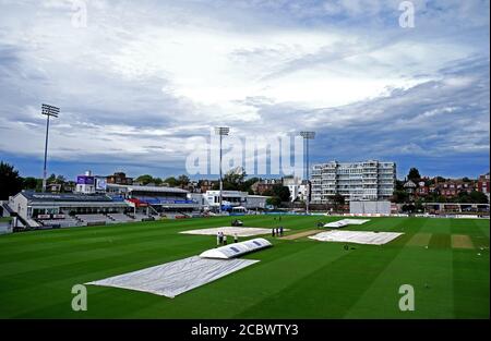 Una visione generale delle coperture sul campo mentre le fermate della pioggia giocano il giorno due della partita del Bob Willis Trophy al primo terreno della contea centrale, Hove. Foto Stock