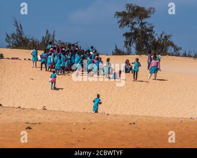 Senegal, Africa - Feb 02, 2019: Chidren giocare sulla duna. Foto Stock