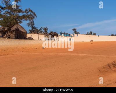 Senegal, Africa - Feb 02, 2019: Chidren giocare sulla duna. Foto Stock