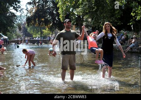 Eli e Racheli Frankenhuis con la figlia Ayelet. L'ondata di caldo continua nelle Cotswolds, dove le temperature sono salite a 33 gradi e la folla si è impetuata Foto Stock