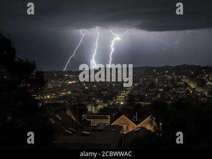 San Francisco, Stati Uniti. 16 agosto 2020. I fulmini colpiscono a sud della Noe Valley di San Francisco nelle prime ore del mattino di domenica 18 agosto 2020. Il calore record ha portato a ondulati blackout e paure di fuoco selvatico. Foto di Terry Schmitt Credit: UPI/Alamy Live News Foto Stock