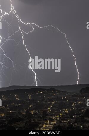 San Francisco, Stati Uniti. 16 agosto 2020. I fulmini colpiscono a sud della Noe Valley di San Francisco nelle prime ore del mattino di domenica 18 agosto 2020. Il calore record ha portato a ondulati blackout e paure di fuoco selvatico. Foto di Terry Schmitt Credit: UPI/Alamy Live News Foto Stock