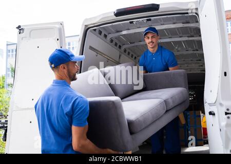 Movimento mobili, rimozione consegna vicino camion o furgone Foto Stock