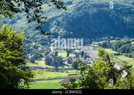 Ammira l'abbazia di Tintern nella boscosa valle di Wye dal pulpito del Diavolo sul sentiero di Odaa's Dyke. Chepstow, Monmouthshire, Galles, Regno Unito, Gran Bretagna Foto Stock