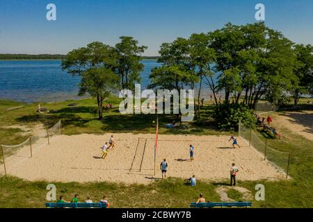 Shatsk- Ucraino 25 luglio 2020: Giocatori indefiniti in azione durante il campionato ellenico Beach Volley Masters 2020. Scatto aereo Foto Stock