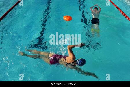 Il Sandford Park Lido di Cheltenham ha riaperto questa mattina alle 6.30 per la sua prima sessione di ritorno dopo il Lockdown. Il Lido è aperto alla stagione di prenotazione dei biglietti Foto Stock