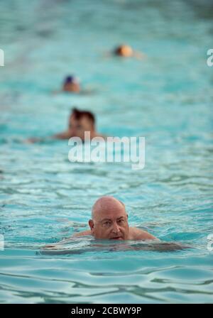 Il Sandford Park Lido di Cheltenham ha riaperto questa mattina alle 6.30 per la sua prima sessione di ritorno dopo il Lockdown. Il Lido è aperto alla stagione di prenotazione dei biglietti Foto Stock