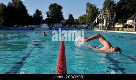 Il Sandford Park Lido di Cheltenham ha riaperto questa mattina alle 6.30 per la sua prima sessione di ritorno dopo il Lockdown. Il Lido è aperto alla stagione di prenotazione dei biglietti Foto Stock