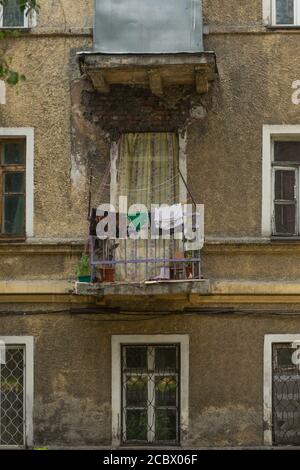 Distrutto vecchi edifici sovietici in città Foto Stock