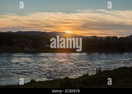 Tramonto su un fiume agile vento paesaggio primaverile Foto Stock