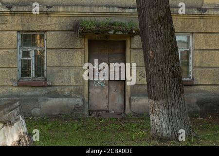 Distrutto vecchi edifici sovietici in città Foto Stock
