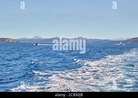 Viaggio in traghetto intorno all'isola di LaMaddalena, costa smeralda in Sardegna Foto Stock