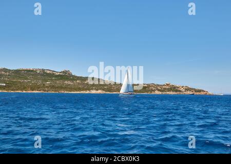 Viaggio in traghetto intorno all'isola di LaMaddalena, costa smeralda in Sardegna Foto Stock
