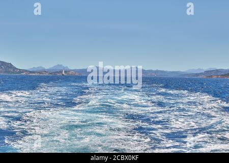 Viaggio in traghetto intorno all'isola di LaMaddalena, costa smeralda in Sardegna Foto Stock