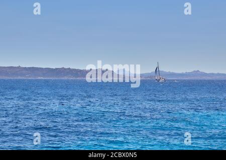 Viaggio in traghetto intorno all'isola di LaMaddalena, costa smeralda in Sardegna Foto Stock