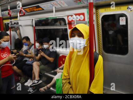 Hong Kong, CINA. 16 agosto 2020. L'assistente nazionale indonesiano ha rivestito in costume islamico che si spostava sul treno MTR domenica.ago-16, 2020 Hong Kong.ZUMA/Liau Chung-ren Credit: Liau Chung-ren/ZUMA Wire/Alamy Live News Foto Stock