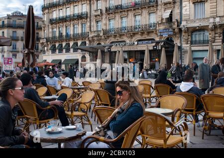 Il Café 1893 a Place de la Comédie, Montpellier, Francia. Bar e ristoranti in Plaza de la Comedia. Costituisce il centro nervoso di t Foto Stock