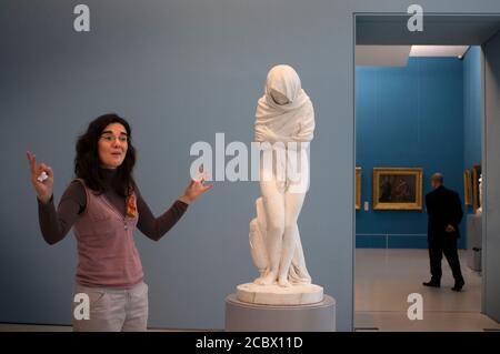 Musee Fabre Museum, museo di belle arti, istituito nel 1825 a Montpellier Francia sculture e forature che sono esposti all'interno di una delle sale di t Foto Stock