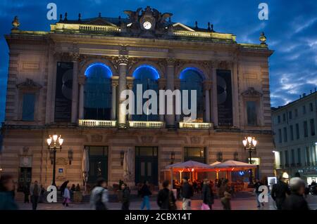 L'Opera Comedie su Place de la Comédie circondato da bar e ristoranti, Montpellier, Francia meridionale edificio del grande teatro convertito a. Foto Stock