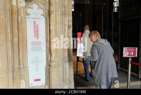 La Cattedrale di Gloucester ha aperto le sue porte oggi dopo 14 settimane di chiusura che hanno avuto un impatto significativo, soprattutto con i mesi estivi di increa Foto Stock