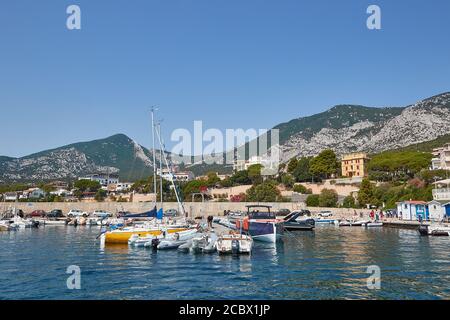 Barche a motore nel porto di Cala Gonone Foto Stock