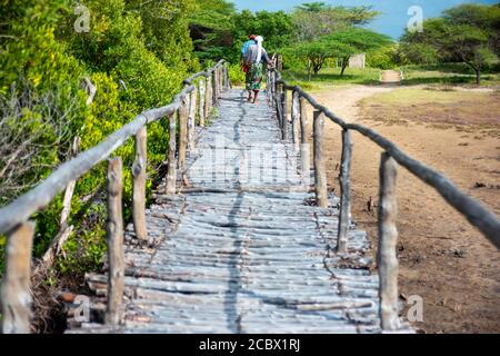 Strada per la moschea di Takwa sull'isola di Manda vicino Lamu Kenya Foto Stock