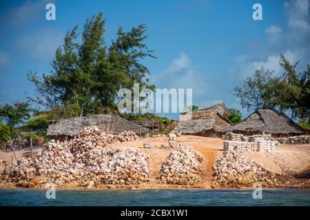 Costruzione di un villaggio di pietra vicino alle rovine di Takwa sull'isola di Manda In Kenya dell'isola di Lamu Foto Stock