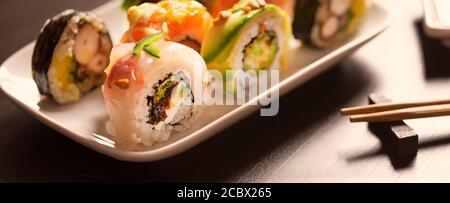 Set di bobine sushi sul piatto. Vista frontale del cibo tradizionale Giapponese Asiatico Foto Stock