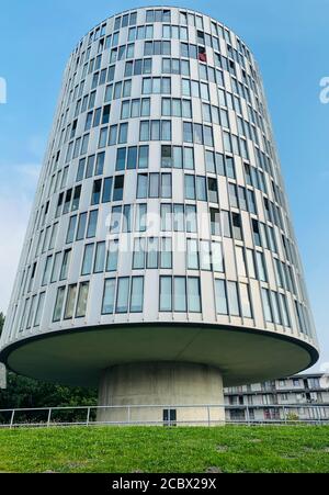 Edificio a forma di fungo ad Amsterdam. Edificio unico, ingegneria moderna, architettura moderna. Foto Stock