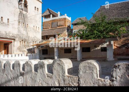 Decorazione araba e decorazione swahili delle case bianche in La città di Lamu in Kenya Foto Stock