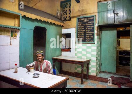 Ristorante locale sulla strada principale della città di Lamu in Isola di Lamu Kenya Foto Stock