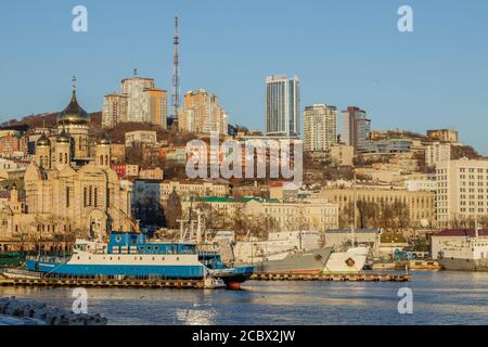 Vista della città di Vladivostok dalla stazione del mare. Foto Stock
