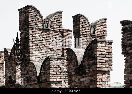 Merlature del ponte del Castello Scaligero sul fiume Adige nel centro storico di Verona, Veneto, Italia Foto Stock