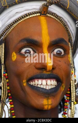 Niger. Un uomo Wodaabe-Bororo con il volto dipinto per l'annuale concorso di bellezza maschile Gerewol. Gerewol, riunione generale dell'Africa occidentale per il Wadabee Foto Stock