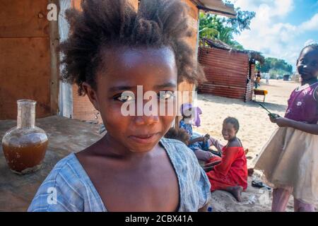 Ragazza della baraccopoli del dipartimento di Wiyoni nel nord Dell'isola di Lamu in Kenya Foto Stock