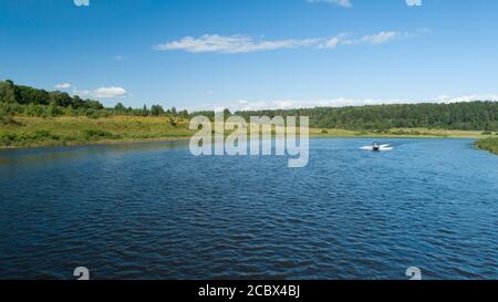 Paesaggio delle rive del fiume, barca a velocità sul fiume, giorno d'estate. Vista dall'alto. Fiume Volga Russia Foto Stock