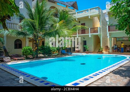 Piscina di una bella casa e hotel sulla spiaggia di Shela Nel sud dell'arcipelago dell'isola di Lamu in Kenya Foto Stock