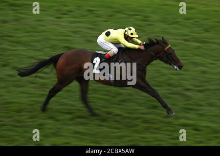 Senza UNA lotta guidata dal fantino Andrea Atzeni sulla loro strada per vincere i Super Boost da Unibet Novice Stakes gara a Newbury Racecourse. Foto Stock