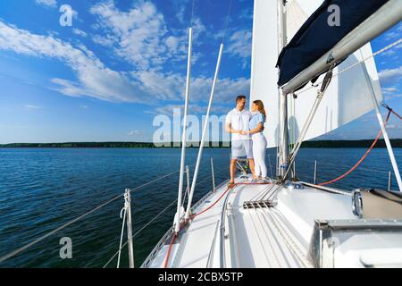 Coppia Incontri su Yacht, hugging in piedi sul ponte esterno Foto Stock