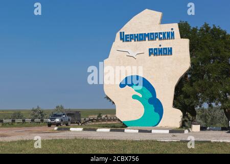 Distretto di Chernomorsky, Crimea, Russia - 21 luglio 2020: Stele all'ingresso del quartiere di Chernomorsky lungo l'autostrada R-61, Crimea Foto Stock