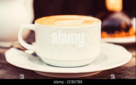 Caffè amorevole. Tazza di cappuccino fresco. Cappuccino in una tazza, latte caldo, caffè delizioso. Tempo di coffe. Caffè, caffè o tazza di caffè al bar Foto Stock