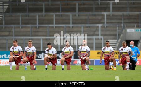 I giocatori di Wigan Warriors prendono il ginocchio a sostegno del movimento Black Lives Matter prima della partita della Betfred Super League al Totally Wicked Stadium, St Helens. Foto Stock